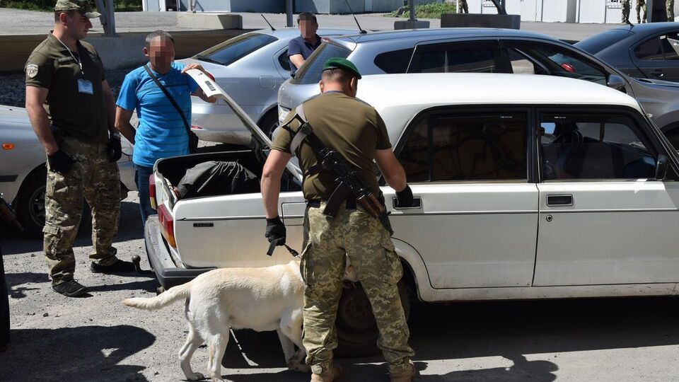 Машини з гумдопомогою проїхали через КПВВ "Новотроїцьке"