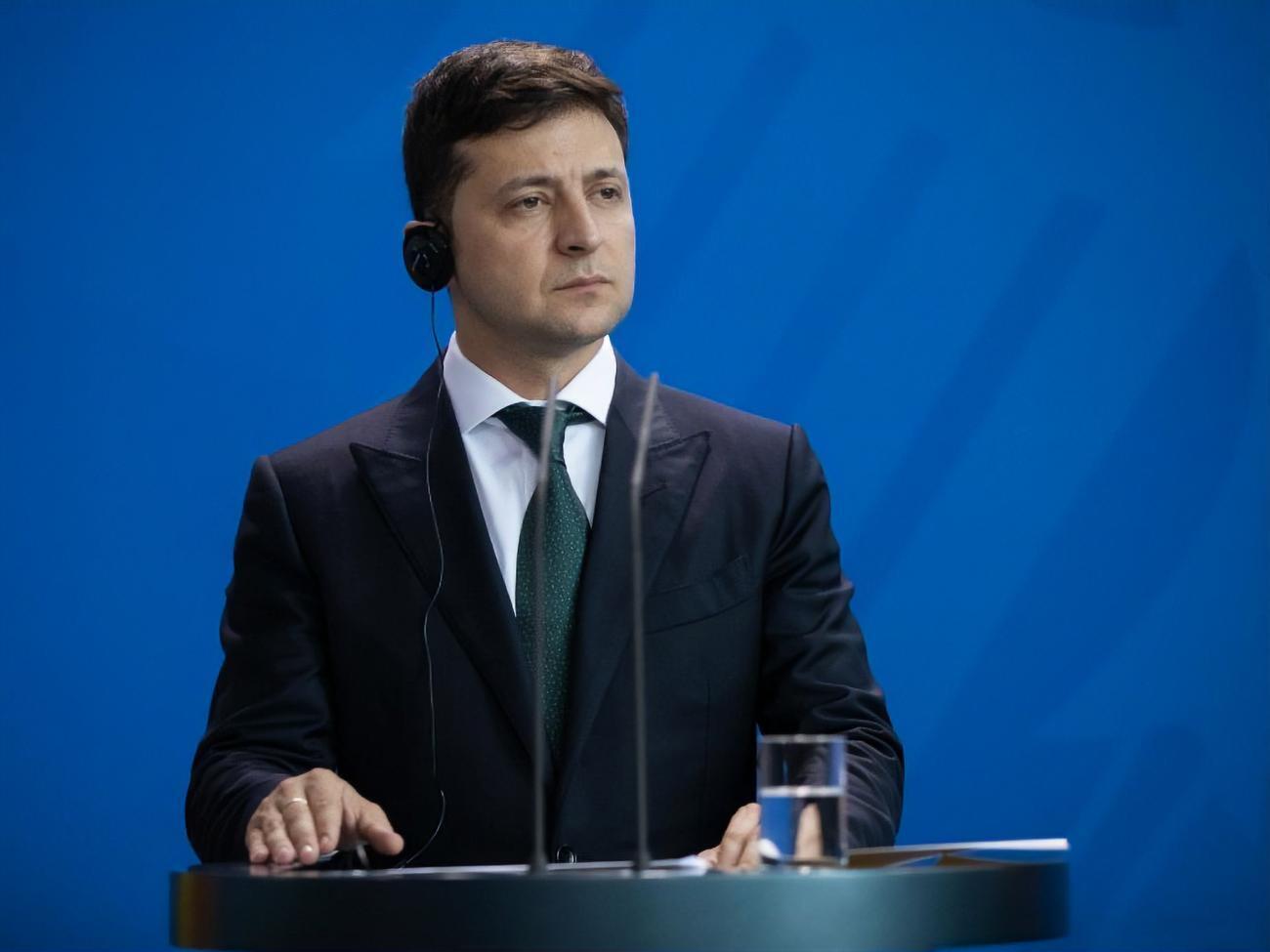 Зеленський: Хочу вас привітати з маленькою перемогою. Від сьогодні ніхто не буде змушувати вас продавати валюту