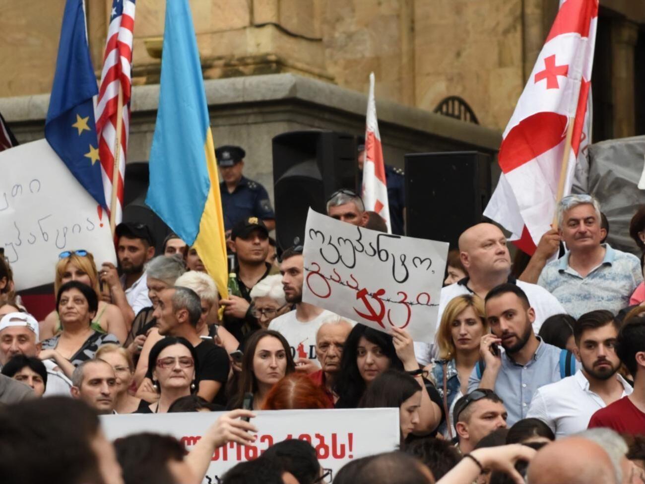 Инцидент с российским депутатом в Тбилиси перерос в антиправительственную демонстрацию
