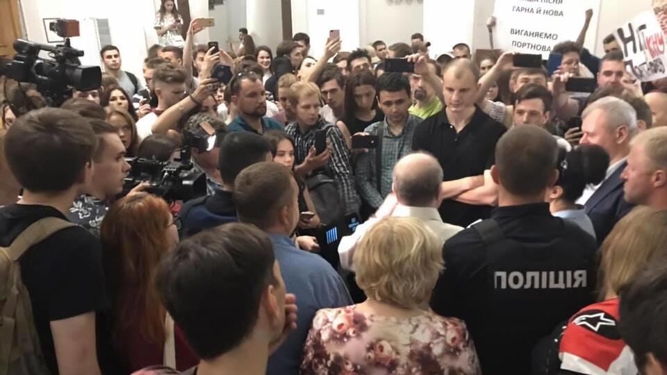 Ректор согласился с требованиями студентов уволить Портнова