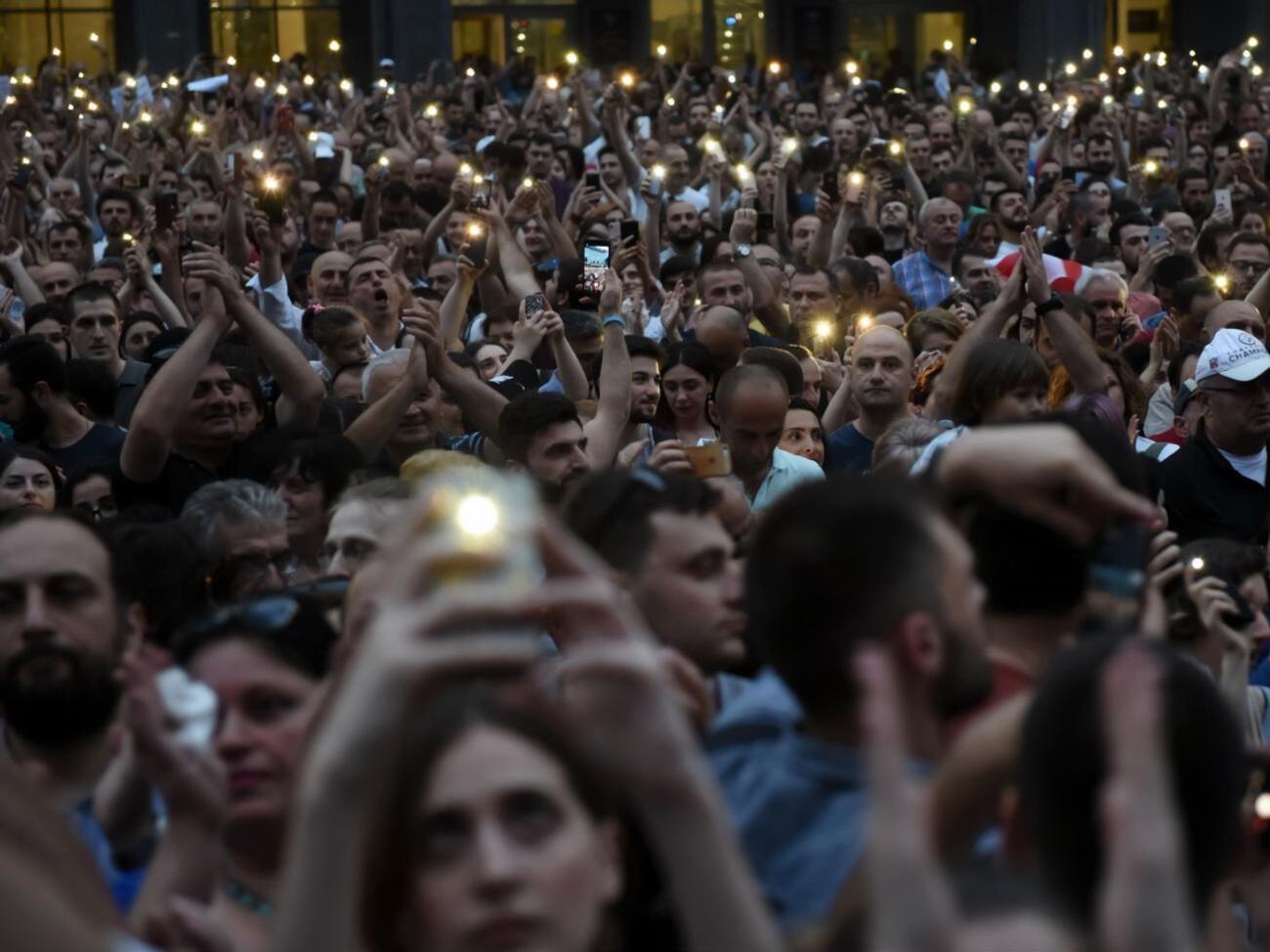Многотысячный митинг продолжается в центре Тбилиси
