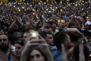 Многотысячный митинг продолжается в центре Тбилиси