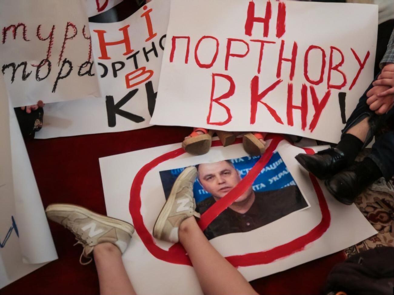 20 червня студенти влаштували акцію з вимогою скасувати призначення Портнова викладачем вишу