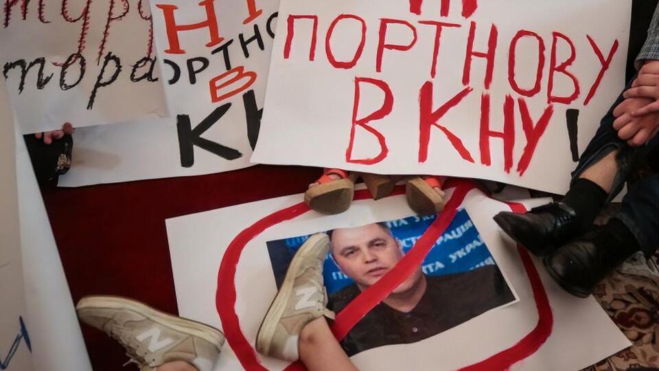 20 июня студенты устроили акцию с требованием отменить назначение Портнова преподавателем вуза