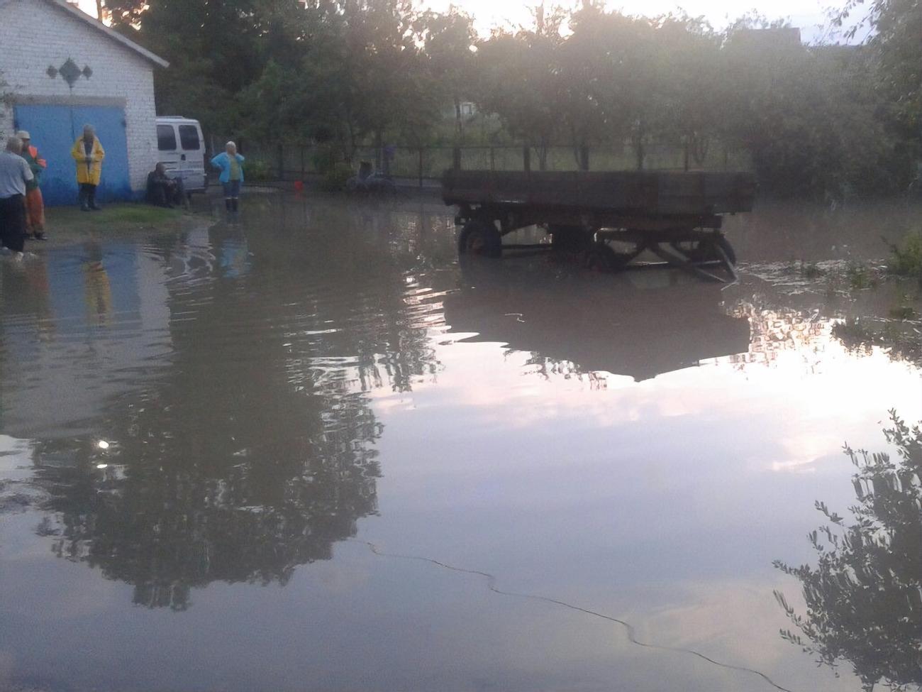 Десятки домогосподарств залишаються підтопленими