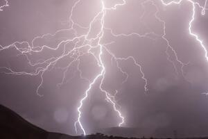 У жінку вдарила блискавка, коли вона йшла додому