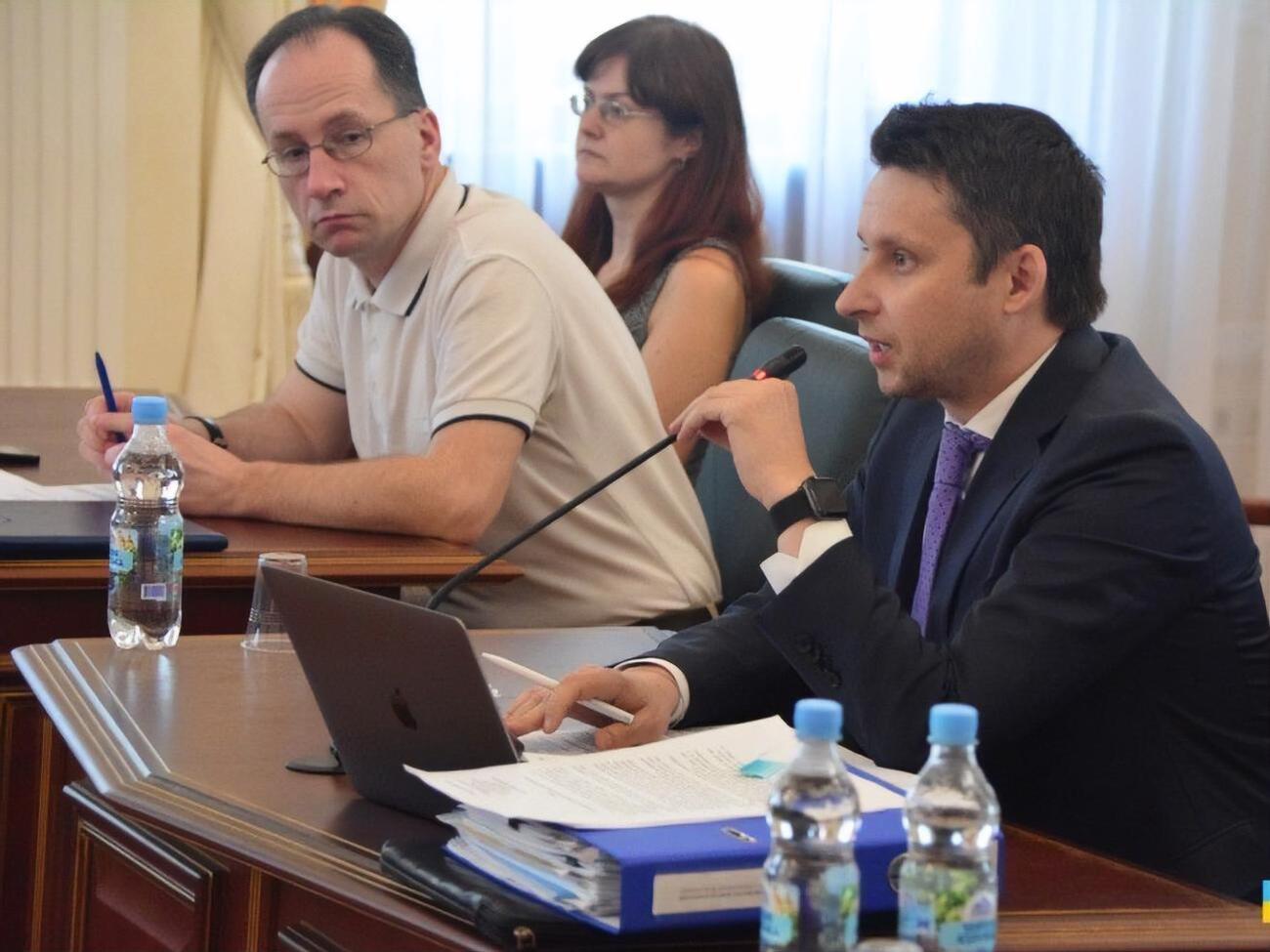 Совет правосудия рассматривал жалобу адвоката Сергея Рохманова (справа) на решение&nbsp;ВКДКП о закрытии дисциплинарного производства против Луценко