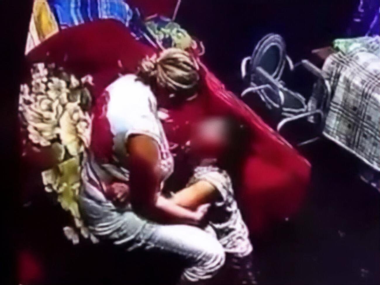 Няня требовала от ребенка выполнять команды, толкала и бросала девочку на пол