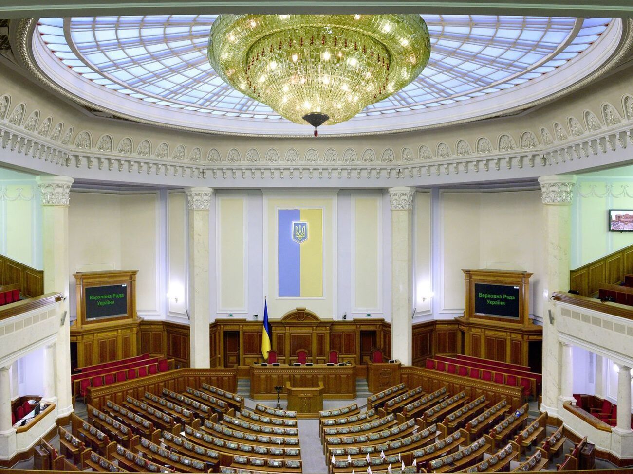 По Конституции, Верховная Рада состоит из 450 нардепов