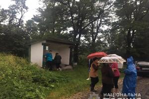 Блискавка влучила в зупинку, конструкція якої складається з металевих елементів