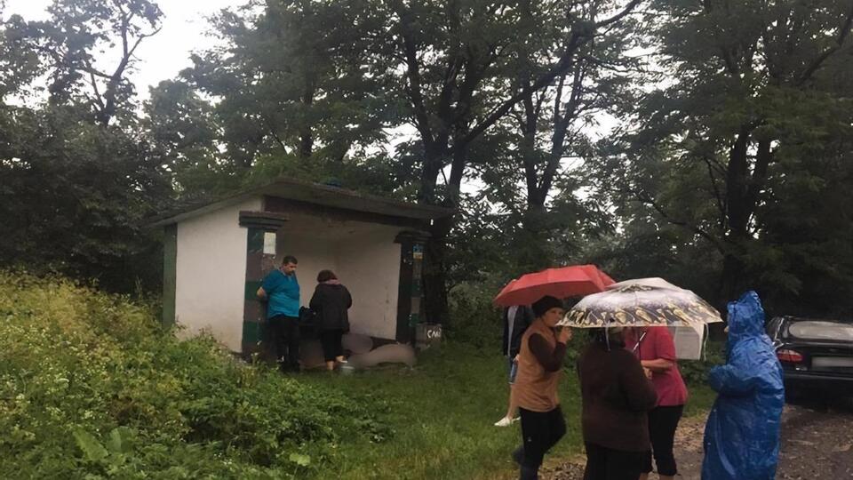Молния попала в остановку, конструкция которой состоит из металлических элементов