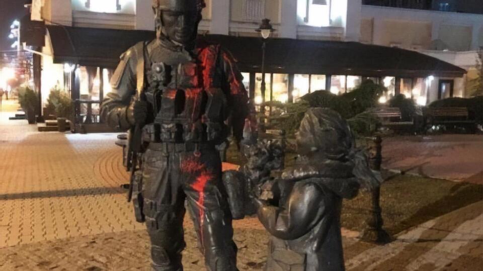Памятник облили краской в январе 2019 года
