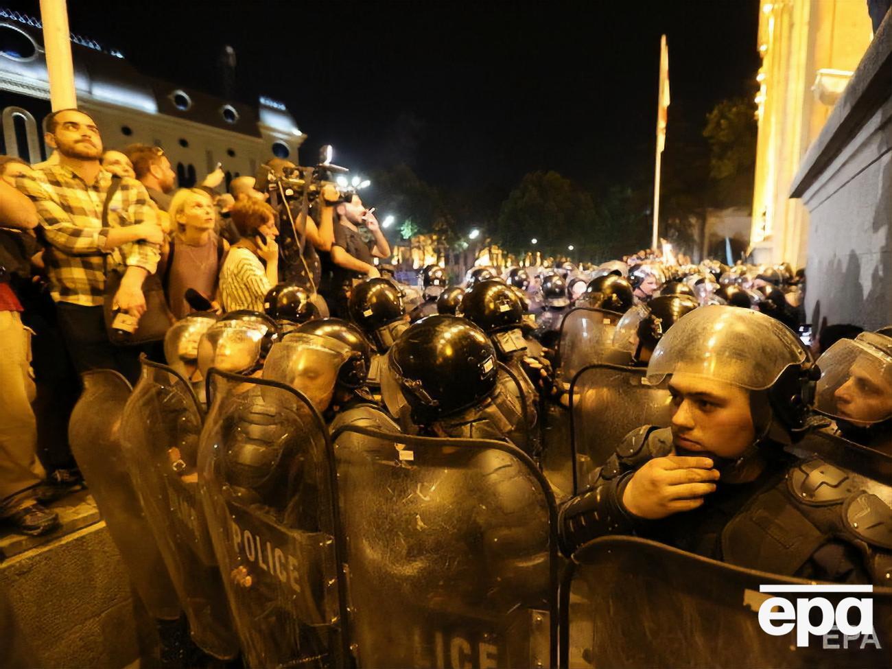 Під час масових протестів у Тбілісі поранення дістало приблизно 240 осіб