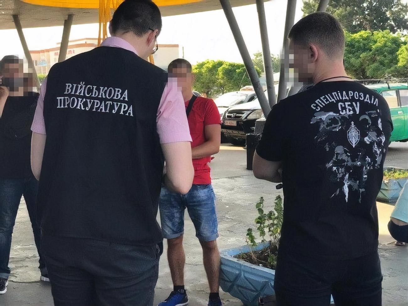 Правоохранители задержали чиновника во время получения взятки