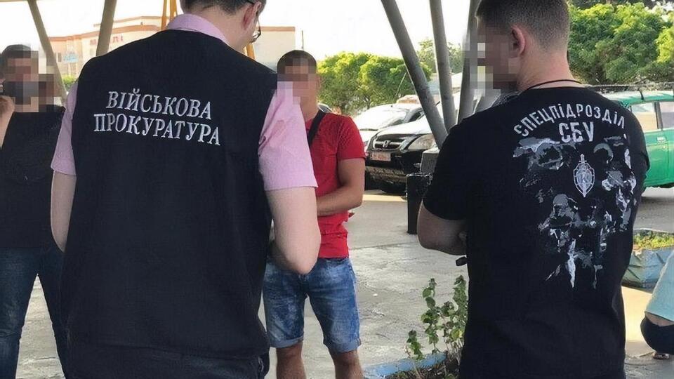 Правоохранители задержали чиновника во время получения взятки
