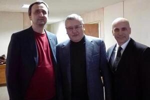 Комарніцький (ліворуч) помер після того, як його побив поліцейський