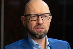 Яценюк (на фото) рассказал, что во время разговора с Тенюхом по телефону узнал о ситуации в Крыму из СМИ