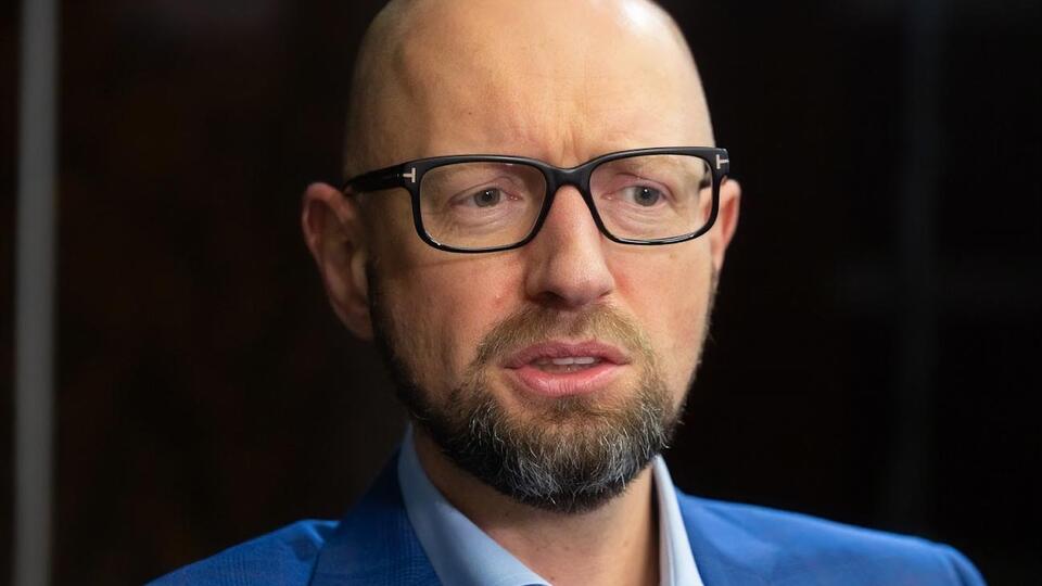 Яценюк (на фото) розповів, що під час розмови з Тенюхом з телефона дізнався про ситуацію у Криму із ЗМІ