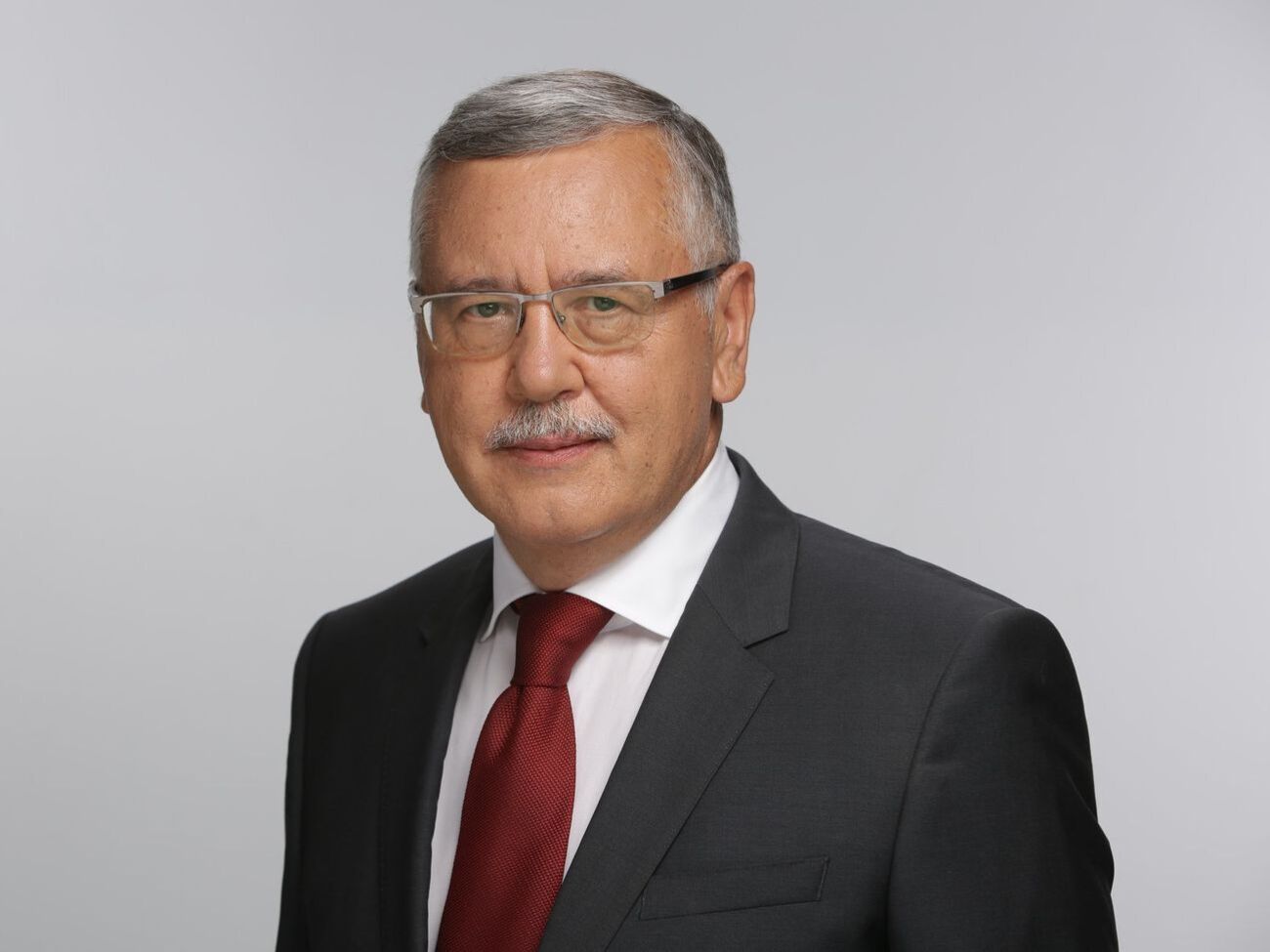 Гриценко&nbsp;&ndash;&nbsp;Вакарчуку: Я хотел бы, чтобы вы, представляя партию, которую связывают с молодежью, не становились коммунистом