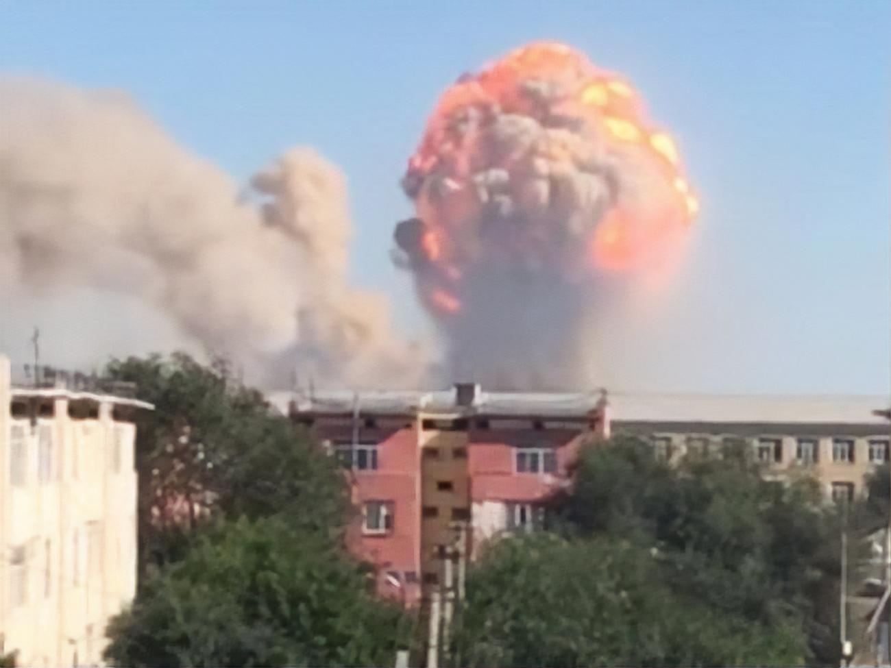 24 июня вблизи города Арысь на юге Казахстана начали взрываться боеприпасы