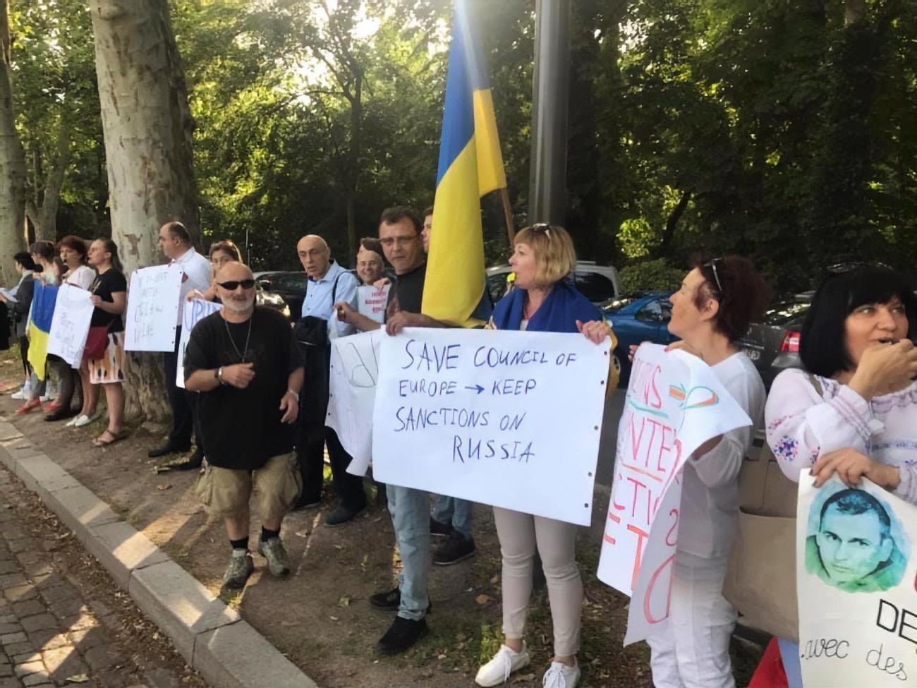 Акція протесту почалася наступного ранку після ухвалення "нічного" рішення про повернення РФ у ПАРЄ