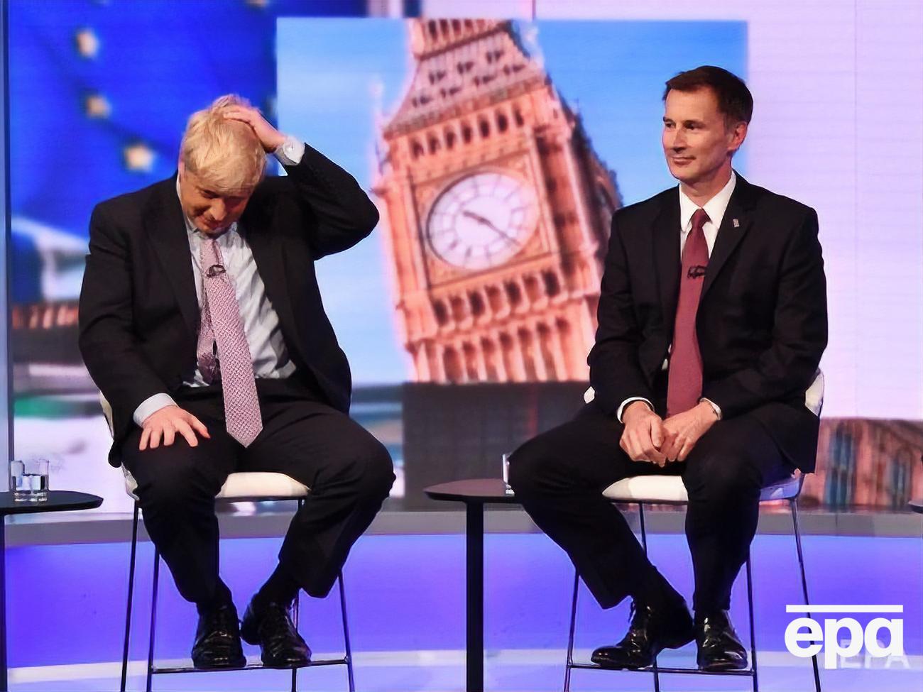 За пост премьера борются Джонсон (слева) и Хант (справа)