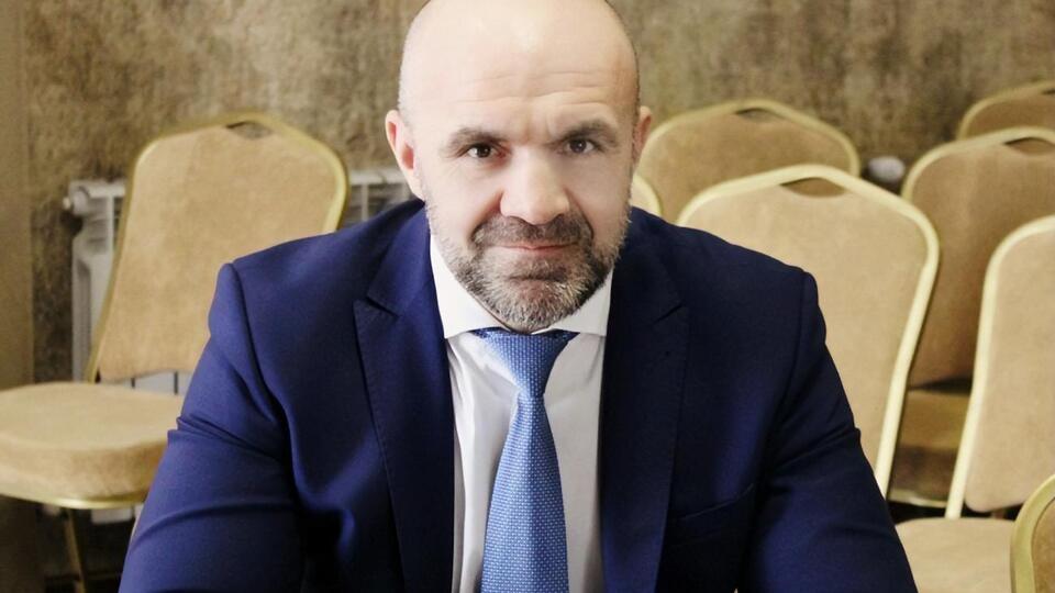 Мангер має носити електронний браслет