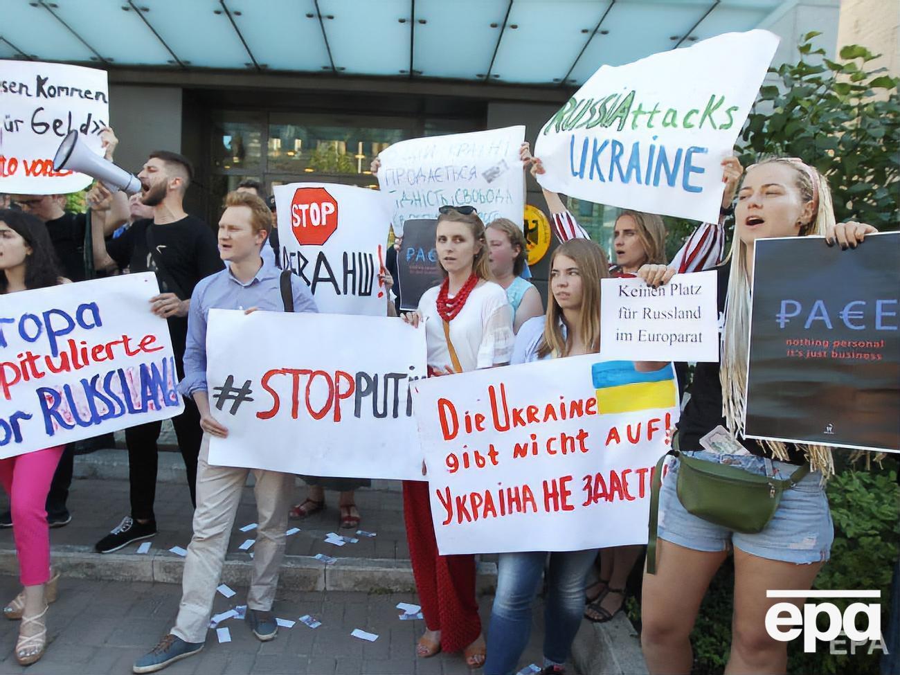 У Києві пікетували посольства країн, які підтримали повернення Росії в ПАРЄ. Фоторепортаж
