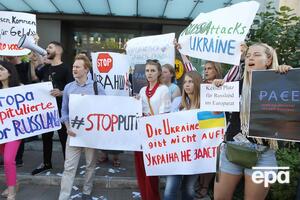 У Києві пікетували посольства країн, які підтримали повернення Росії в ПАРЄ. Фоторепортаж