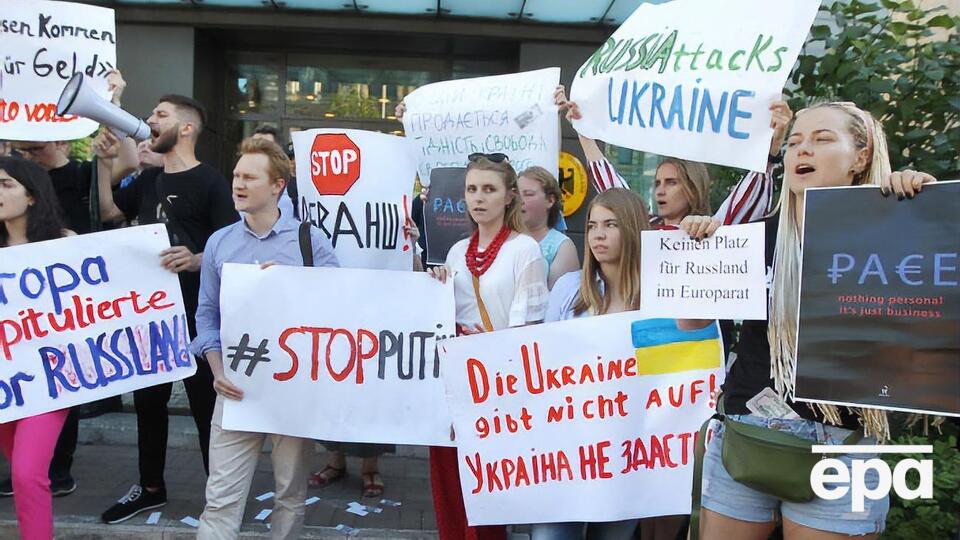 У Києві пікетували посольства країн, які підтримали повернення Росії в ПАРЄ. Фоторепортаж