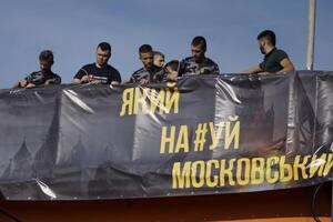 Националисты вывесили баннеры "Какой на...уй Московский?" и "Нет московскому реваншу!" на проспекте Бандеры в Киеве. Фоторепортаж