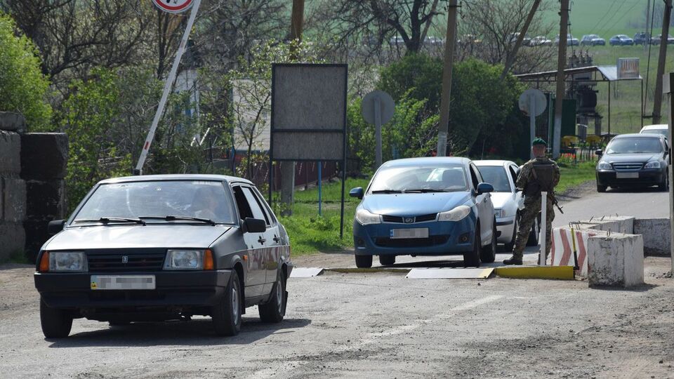 Гумдопомогу пропустили через КПВВ "Новотроїцьке"