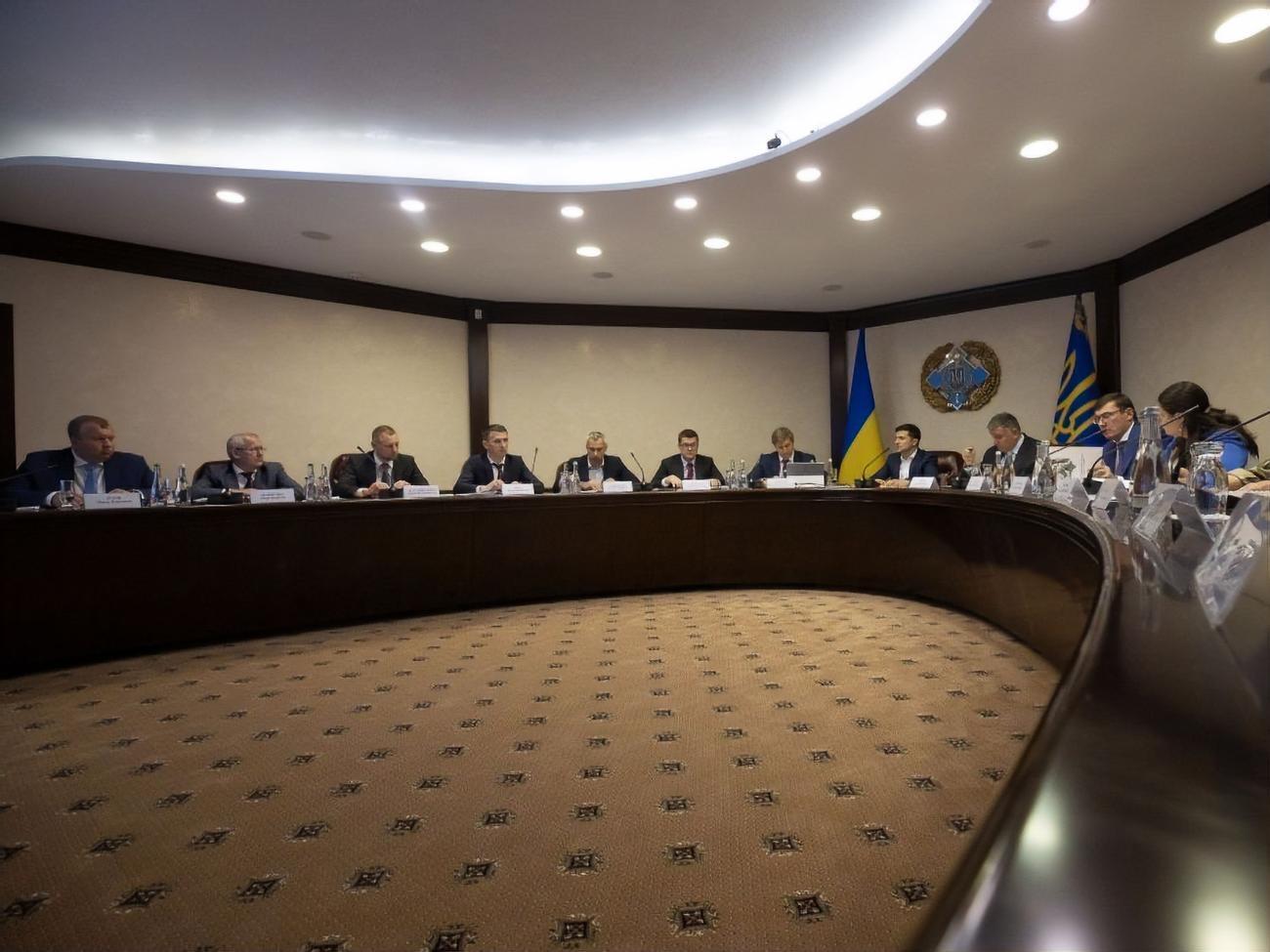 На нараді були присутніми голови силових відомств, генпрокурор, секретар РНБО та міністр фінансів