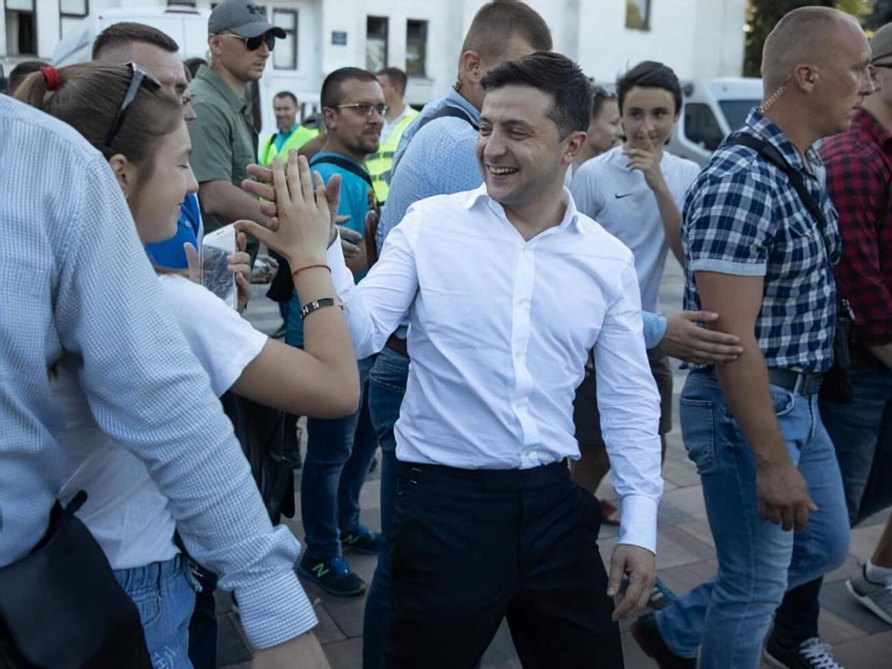 Зеленский поздравил украинцев с Днем Конституции