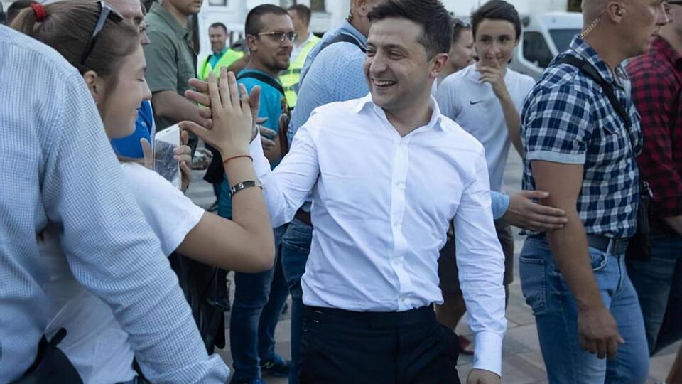 Зеленский поздравил украинцев с Днем Конституции