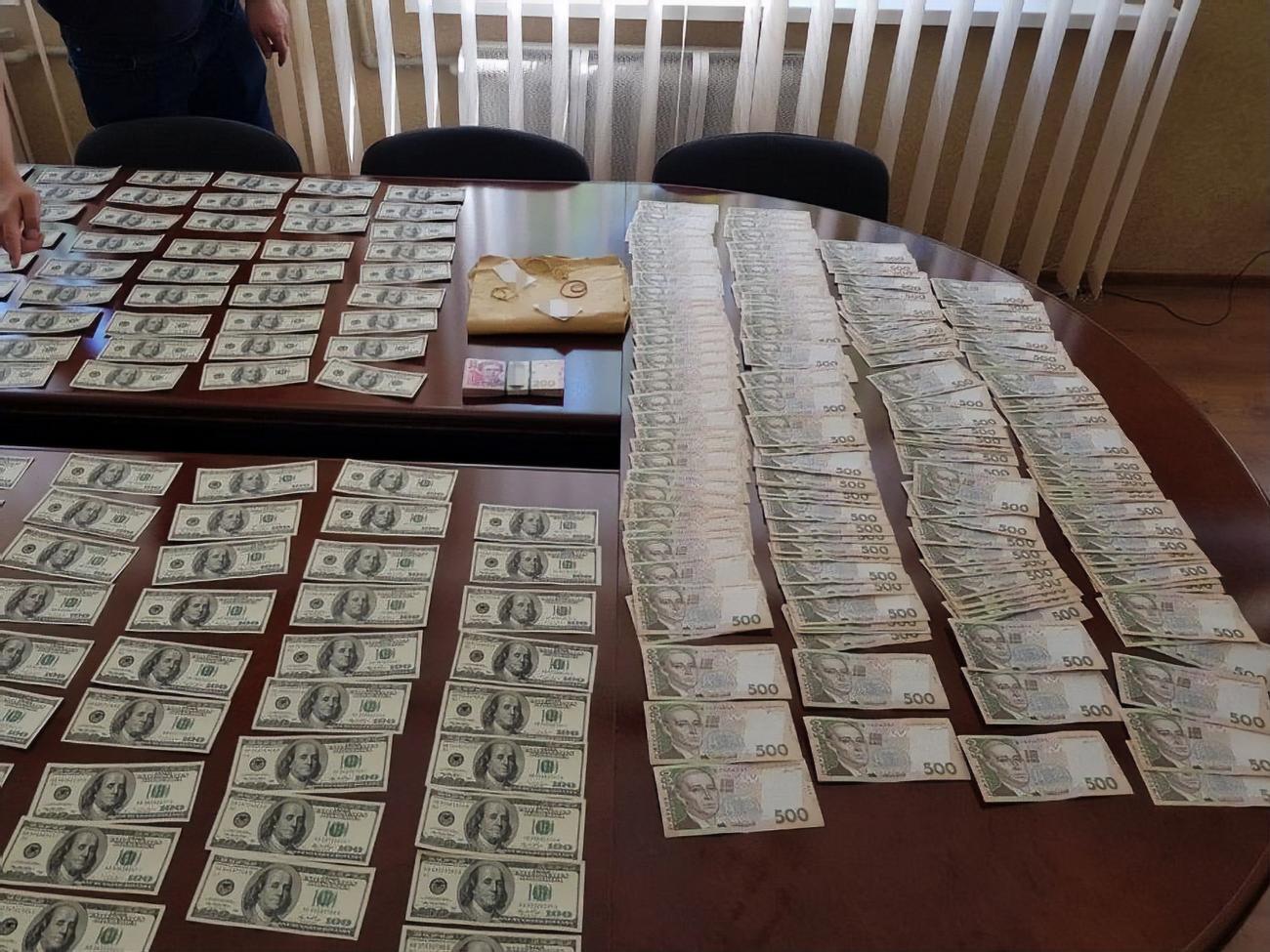 Під час обшуків було вилучено гроші та документацію