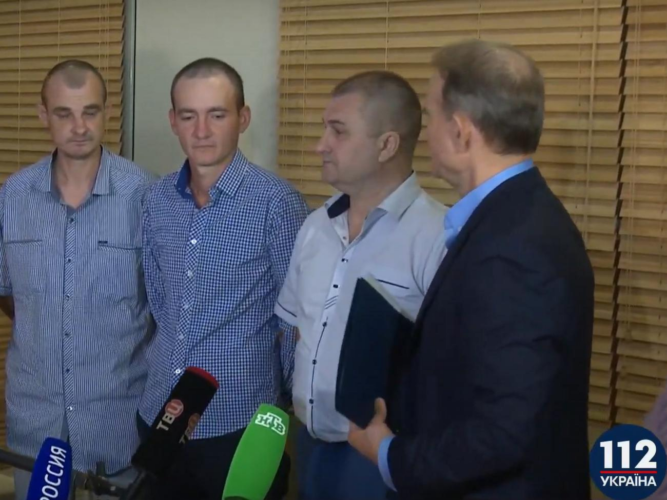 Медведчук (справа) назвал себя посредником со стороны родственников освобожденных