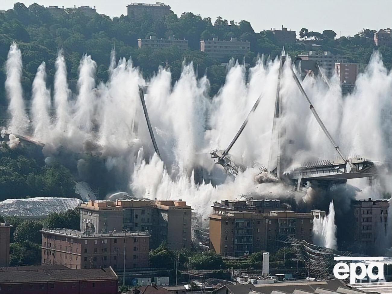 Остатки конструкции моста снесли контролируемым взрывом