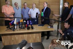 Четверо звільнених українців і Медведчук прилетіли до "Борисполя"