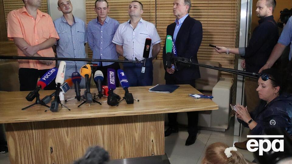 Четверо звільнених українців і Медведчук прилетіли до "Борисполя"