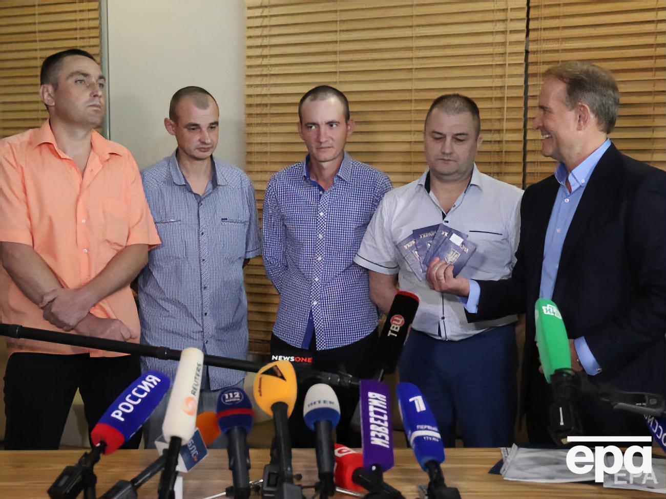 Все освобожденные граждане, в том числе Великий (в центре) направлены в клинику для реабилитации, рассказали в СБУ