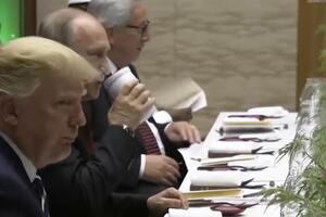 Путін використовував чашку під час обіду на саміті G20