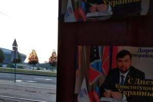 На листівках зображено ватажків "ЛНР" і "ДНР" Леоніда Пасічника та Дениса Пушиліна (на фото)