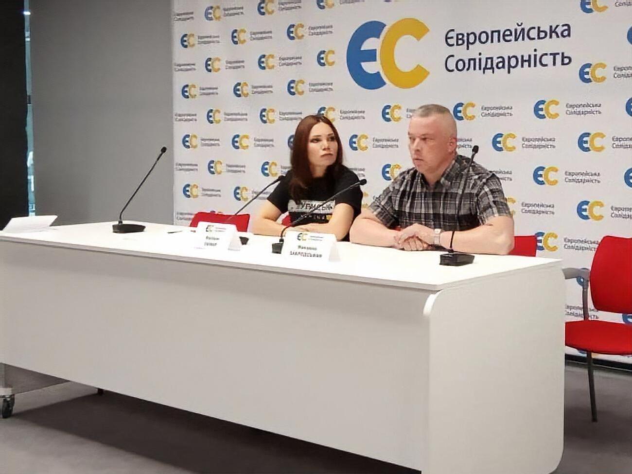 Сюмар считает, что обыски могут пройти по политическим мотивам