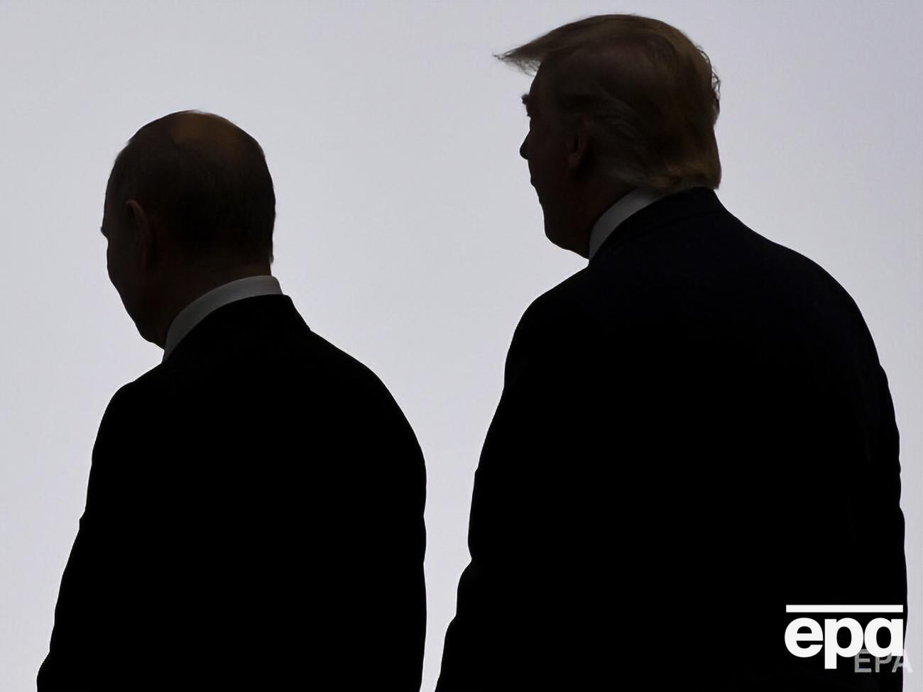 Президенты России и США Владимир Путин и Дональд Трамп во время саммита