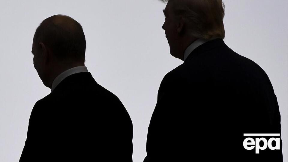 Президенты России и США Владимир Путин и Дональд Трамп во время саммита