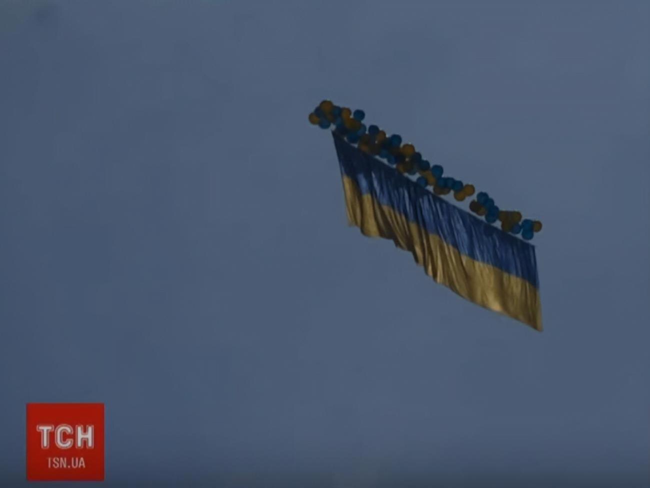 Подъемную силу для флага создали с помощью гелия