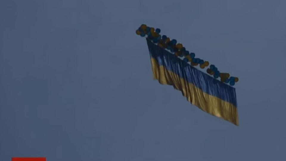 Підйомну силу для прапора створили за допомогою гелію