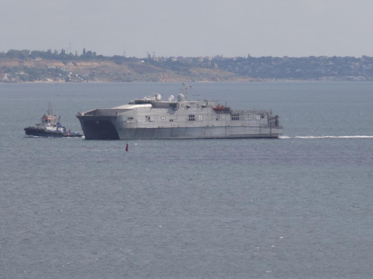 Длина USNS Yuma &ndash; 103&nbsp;м, ширина &ndash; 28,5 м