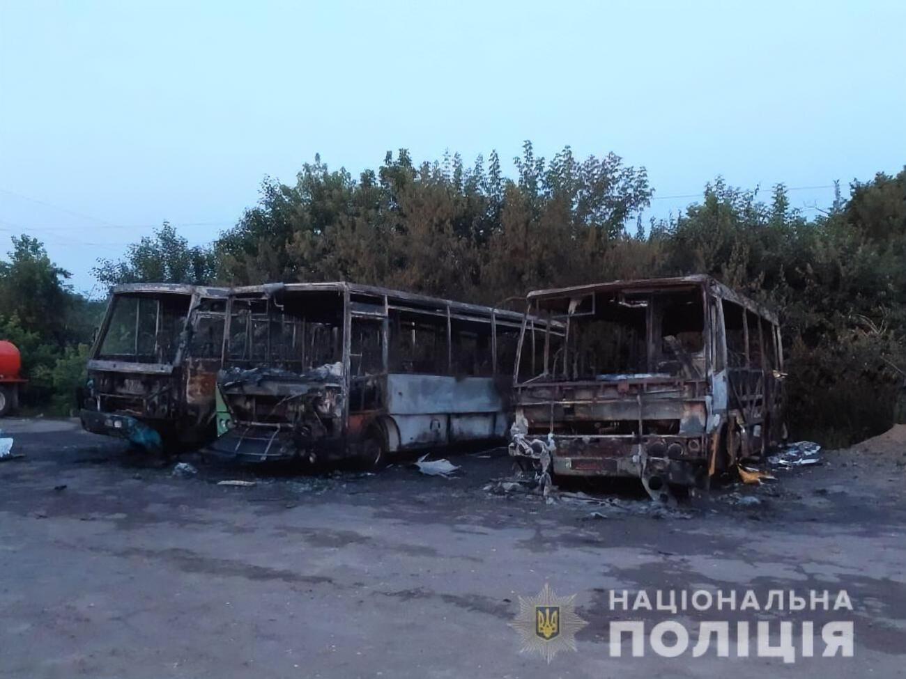Автобуси згоріли 27 червня